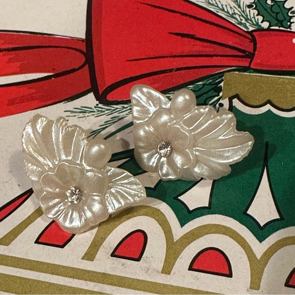 Vintage Faux Pearl Celluloid Molded Flower Clip Earrings Rhinestone Bridgerton - Picture 2 of 6